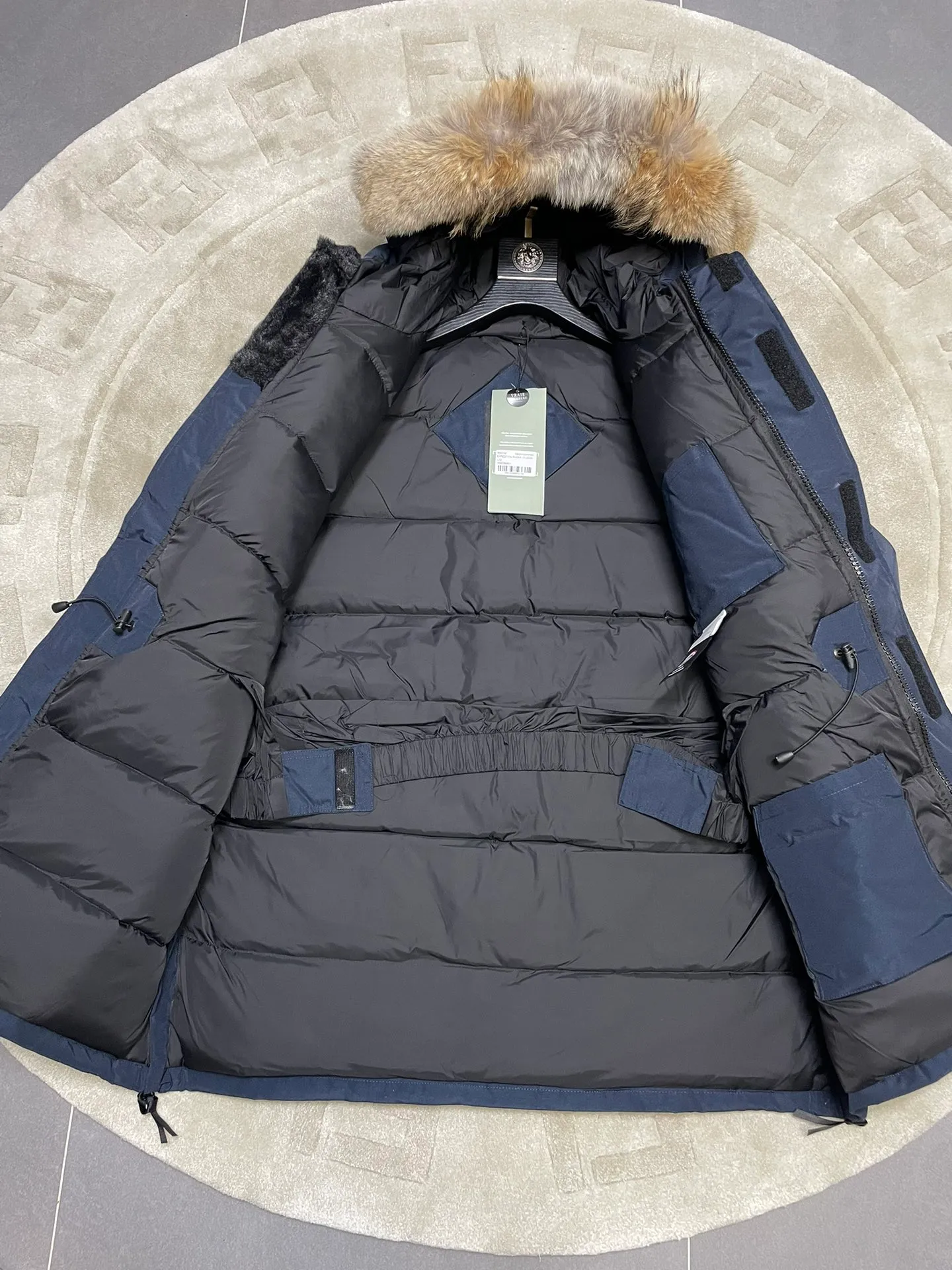 P1060 CANADA GOOES 🇨🇦ⒿⓅⓈ manufactures 10 models of snow curse men and women couples. Factory direct supply: supplying global purchasing agents, micro-business, entities, Tmall, high-end stalls and studio cooperation, free shipping! There are 10 types of Canada Goose Snow Mantra parkas for men and women, the Rolls-Royce of down jackets. ➖ Industry-leading anti-counterfeiting chip sensing. ➖ Imported Behringer embroidery machines and customized embroidery labels, the highest level and industry leading. ➖ Imported Korean 21-count polyester-cotton blended original fabric, TC85 waterproof coated fabric, water-repellent, windproof and wear-resistant. ➖ The new national standard 90 white duck down has an average down filling of 300 grams. The amount of down filling is industry-leading. ➖ 100% nylon lining with double double-layer sealing design to prevent velvet running, and seamless thread design on the cuffs! ➖ Yoshida YKK provides original factory-customized electroplated sliders. YKK two-way lockable zippers are tight and smooth and do not peel off paint. ➖ 3M composite Velcro is durable and the accessories and hardware are all custom-made. Note: Our copywriting is only simple and clear. Instead of bragging about the copywriting, it is better to compare and understand with samples. Only for the purest goose, the most dedicated, the most professional, the highest quality, the highest cost performance! SIZE:XS-XXL [with size chart]